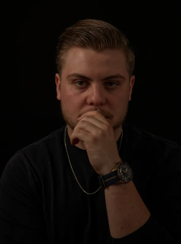 Florian Nagel, Gründer von CraderMind, nachdenklich vor dunklem Hintergrund